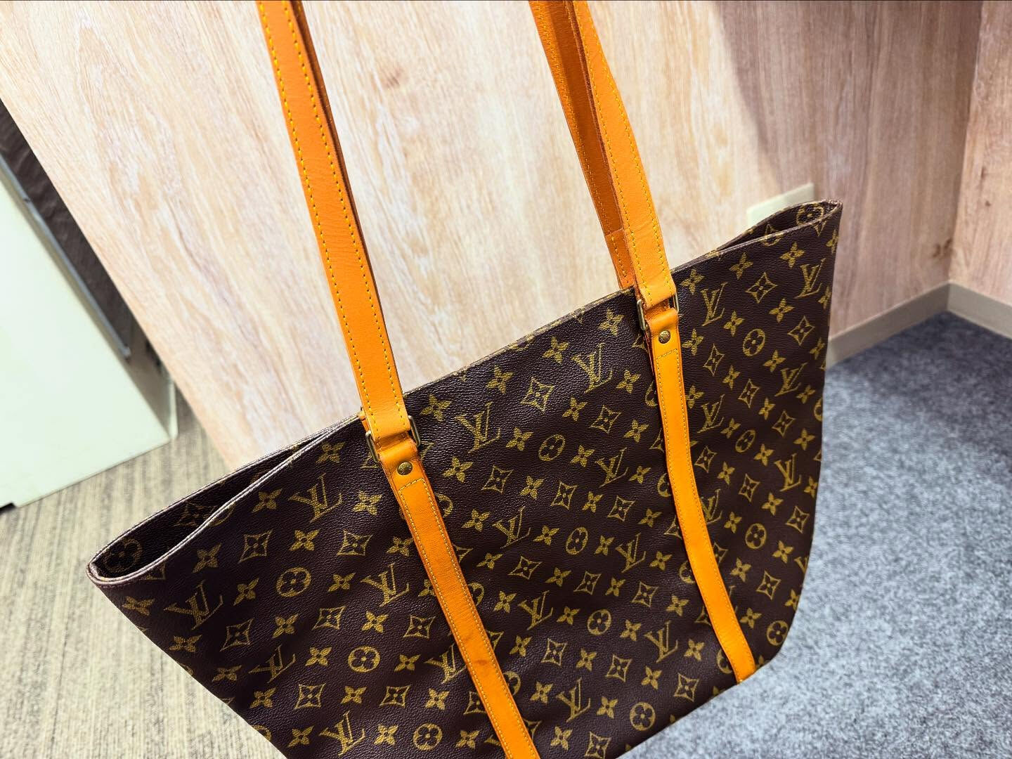 本日も修理、本日はルイヴィトンのトートバッグです